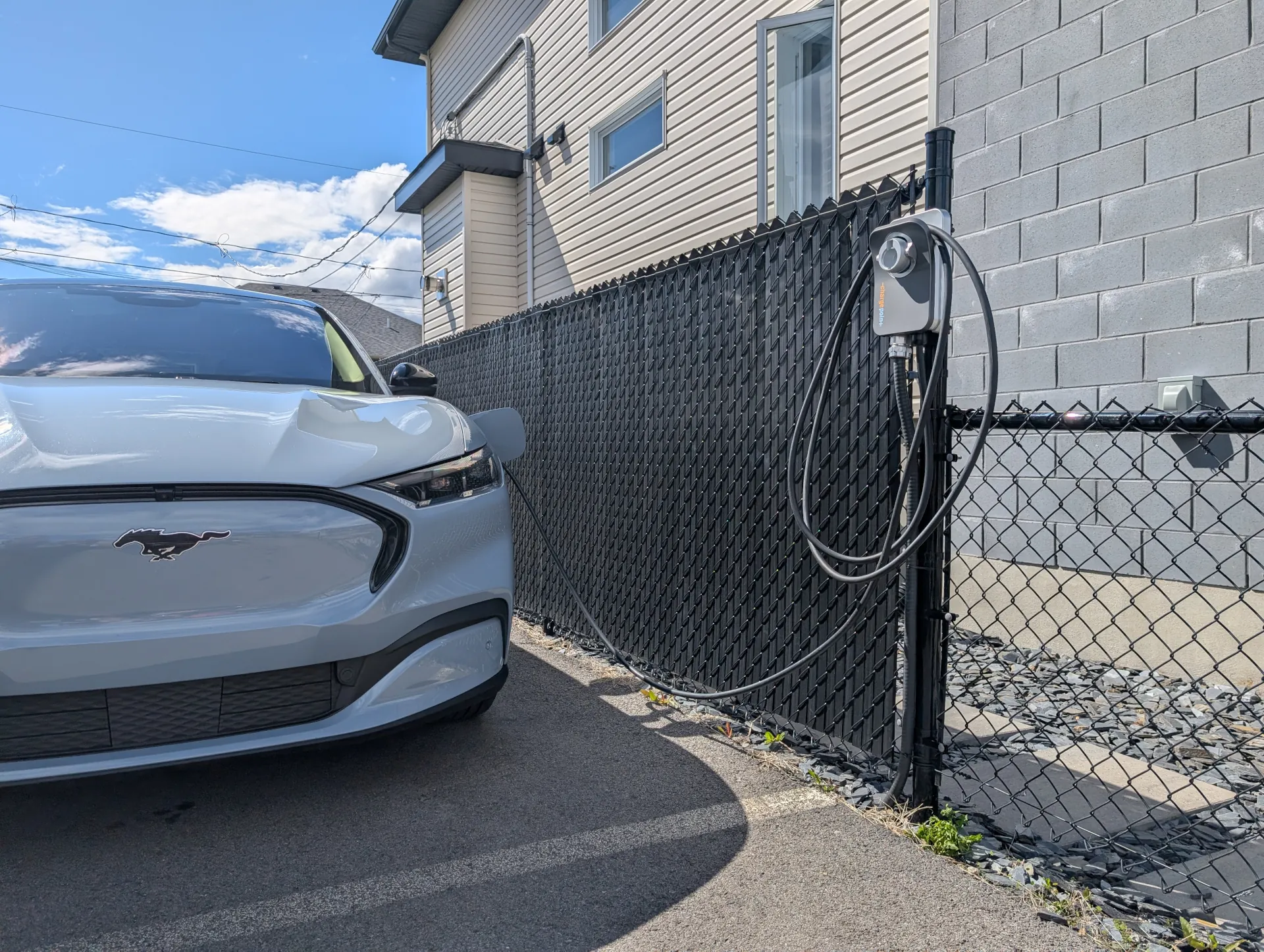 Installation Solifixe BV-3 avec Borne ChargePoint sur clôture et Ford Mustang Mach-E